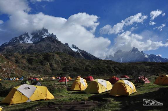 O dia amanhece no acampamento Paine Grande, no parque nacional Torres del Paine, no sul do Chile